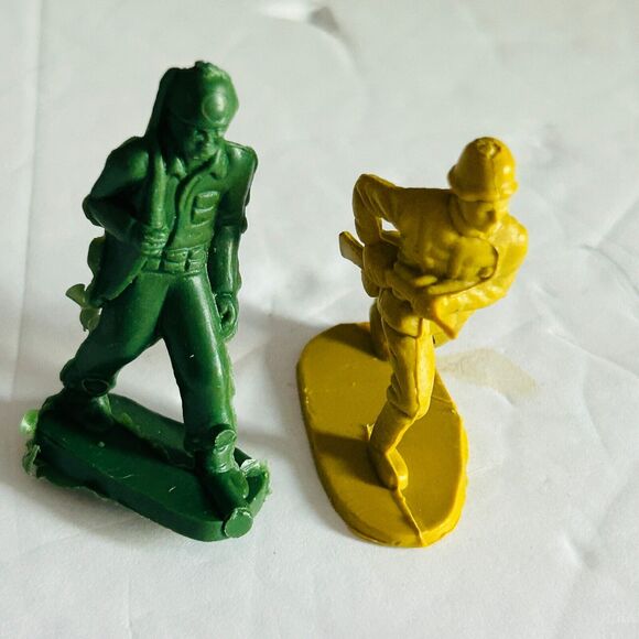 Vintage Army Plastic Toy Soldier Figures Mixed Lot of 8 Green Blue Yellow 1.75" - Picture 4 of 5